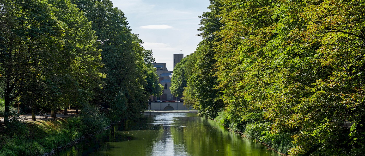 Blick über den Claranbachkanal in Richtung Pfarrkirche Christi Auferstehung