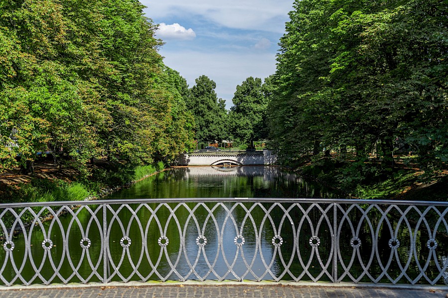 Blick von der Brücke in Richtung Aachener Weiher | Die Kölner Parkweiher – Das Wasser führt den Blick