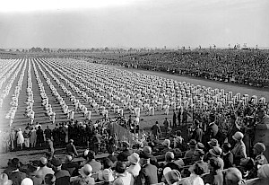 In nur zwei Jahren wurden zwischen 1926 und 1928 die Jahnwiesen extra für das Turnfest angelegt, nicht zuletzt um solche Massen-Veranstaltungen zu ermöglichen. Foto: Bundesarchiv (Bild 102-06313)