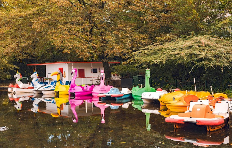 Tretboote in der Form von Einhorn, Flamingo, Tukan und Drache an der Kahnstation