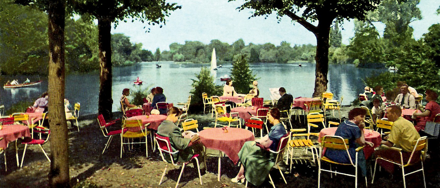 Handkolorierte Fotografie des Biergartens mit Besuchern am Stadtwaldweiher