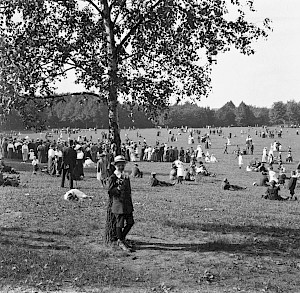 Ausflügler im Stadtwald, um 1914, August Kreyenkamp. Foto: RBA 078902