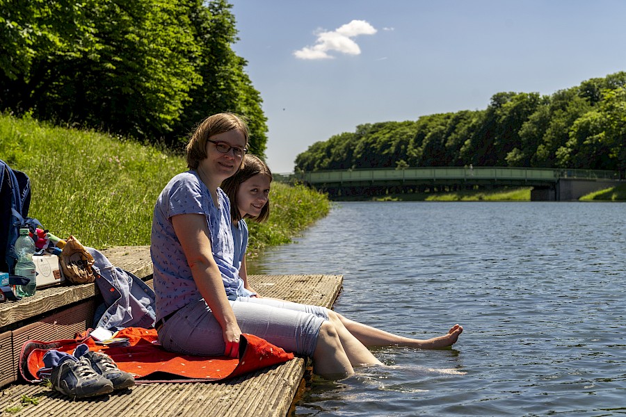 An der Einlassstelle für die Sportruderboote ist die Abkühlung besonders angenehm. | Die Kölner Parkweiher – Nicht nur für Freund*innen des Rudersports
