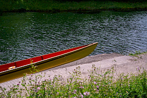 Kein seltenes Bild am Decksteiner Weiher, dessen Fahrgewässer ideal für Sportruderer ist. (Foto: Florian Baukmann, Köln)
