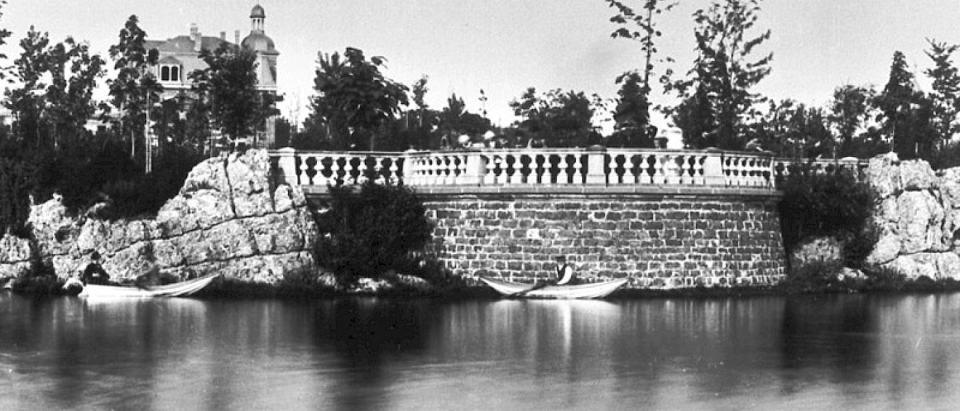 Schwarzweißfotografie des Aussichtsrondells am Volksgartenweiher