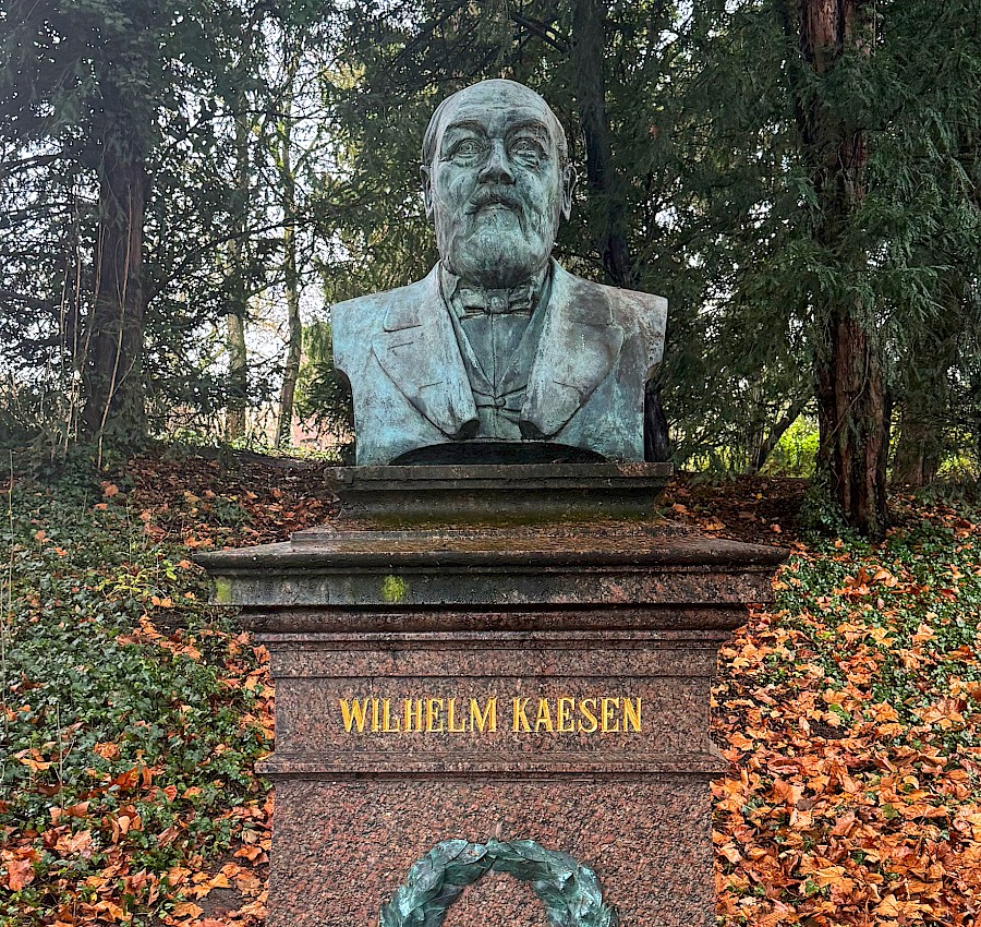 Büste des Denkmals Wilhelm Kaesen auf einem Sockel im Volksgarten